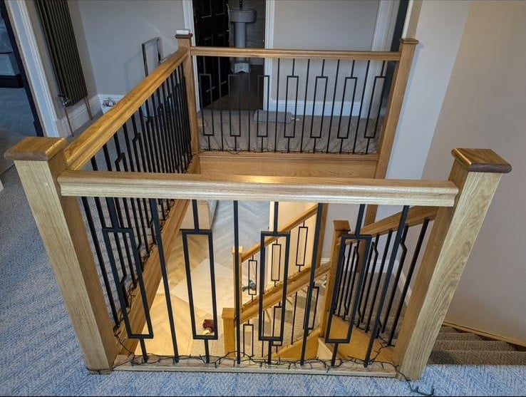 Oak landing balustrade with black metal spindles