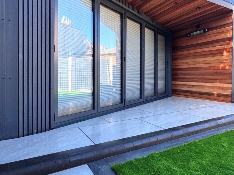 Garden room with cedar cladding, porcelain step and artificial lawn