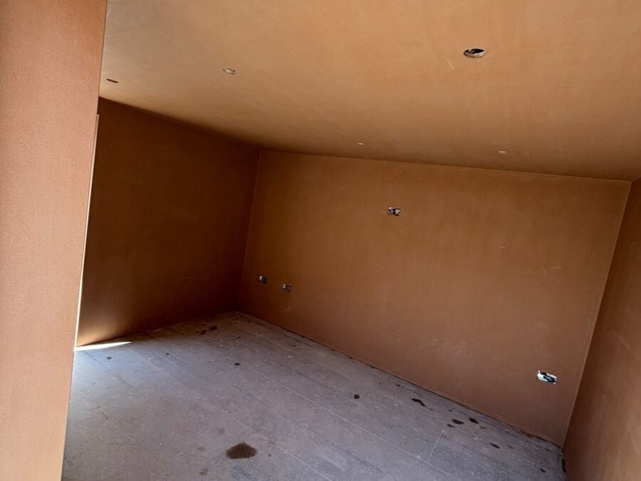 Small room freshly plastered on walls and ceiling, ready for decorating